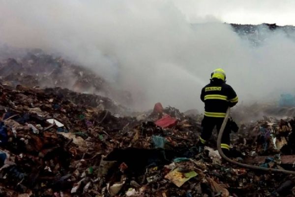 Tisová: Hasiči likvidovali požár skládky