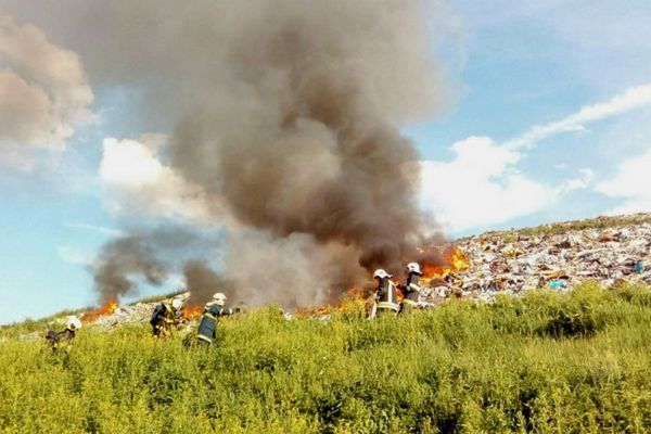 Tisová: U požáru skládky zasahovalo pět jednotek hasičů
