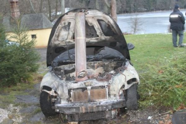 V Brance na Tachovsku shořelo auto, hasiči ho vytahovali z garáže