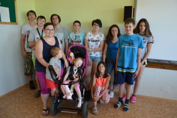 Karlovy Vary: Rodoklubáci sbírají papír pro nemocnou Elišku