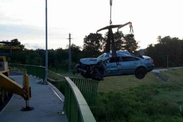 Sokolov: Z mostu u sokolovské chemičky spadlo auto