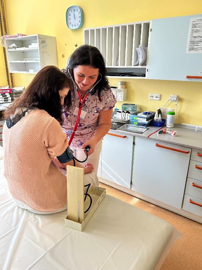 Budoucí sestry z Německa dělají praxi v pediatrické péči v Domažlicích