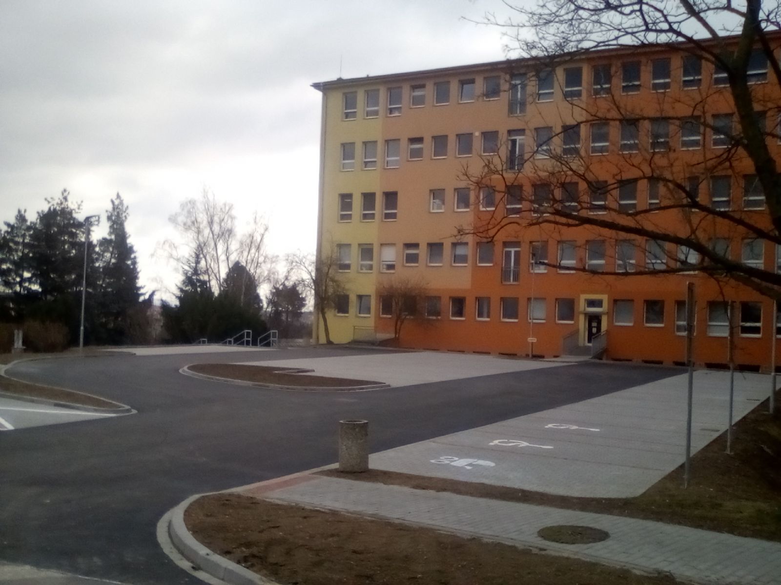 Fakultní nemocnice přidala v areálu na Borech parkovací místa