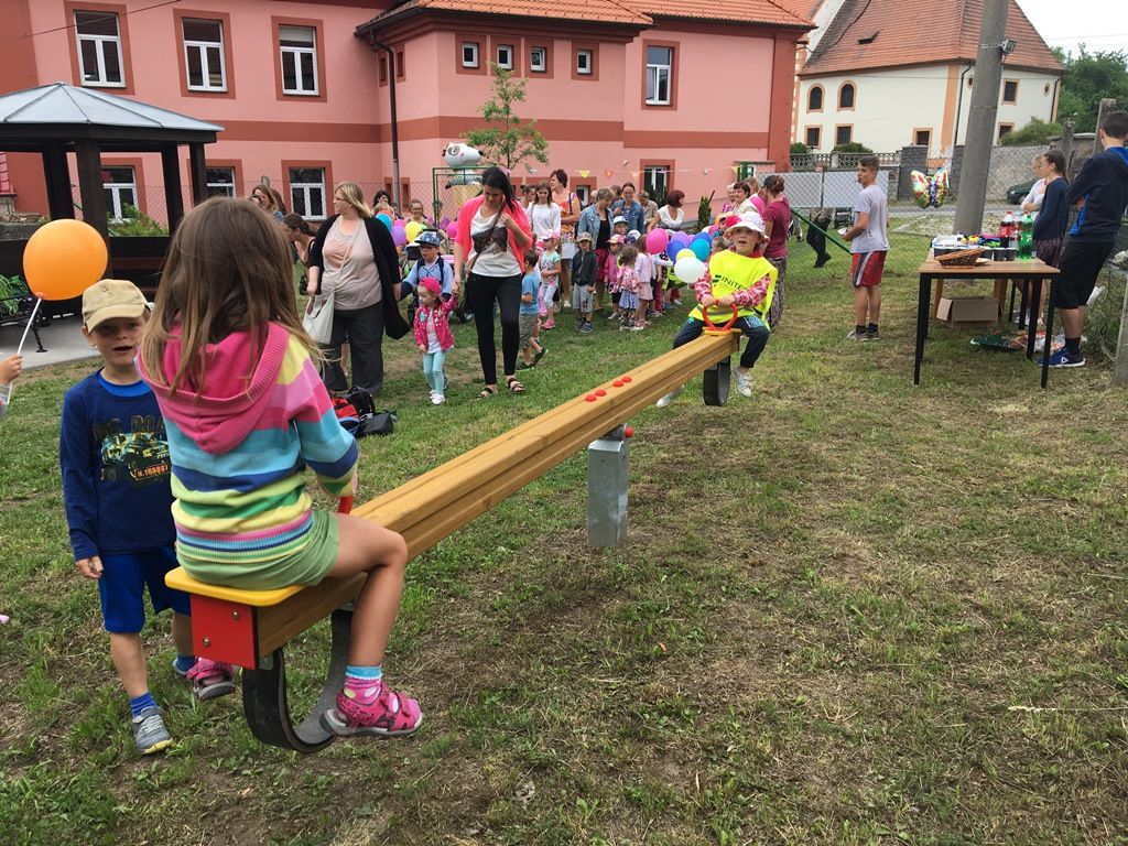 Kasejovické děti dostaly ke svému svátku Oranžové hřiště