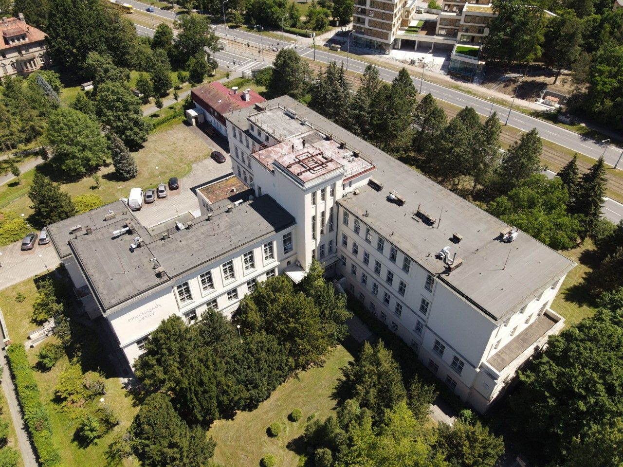 Lékařská fakulta v Plzni prodává Procháskův ústav