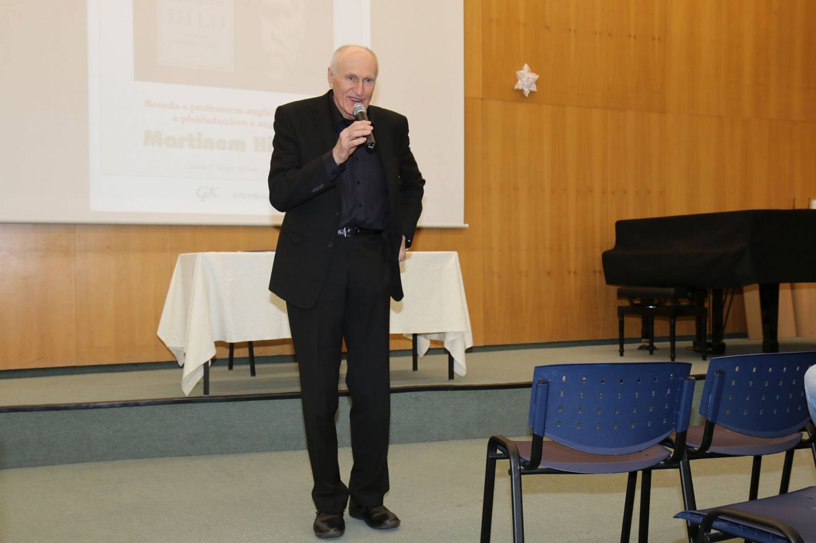 Martin Hilský přednášel na Gymnáziu Františka Křižíka o Shakespearovi