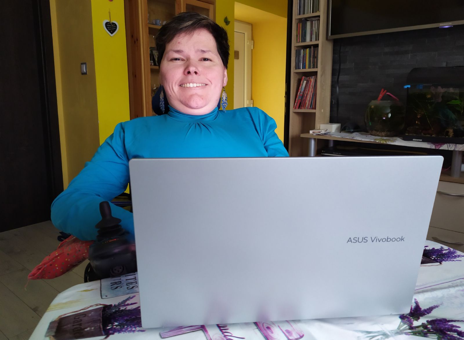 Nadace Agel přispěla nemocné ženě z Plzeňska na nákup notebooku