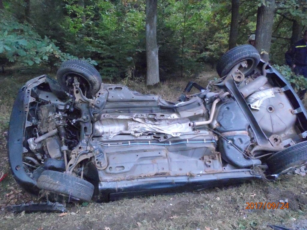 Nehoda u Spáleného Poříčí: Řidič zemřel, spolujezdkyni odvezl vrtulník