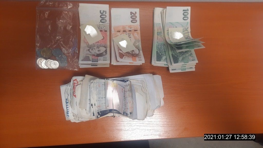 Peněženku plnou peněz nalezenou v obchodě vrátili plzeňští strážníci majiteli