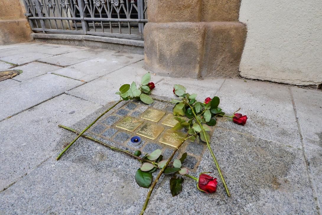 Stolpersteine. Plzeň si připomíná památku devětadvaceti obětí holokaustu