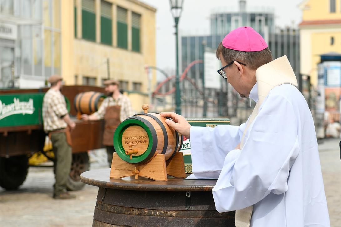 Velikonoční dar pro papeže: požehnaná várka piva zamířila do Vatikánu