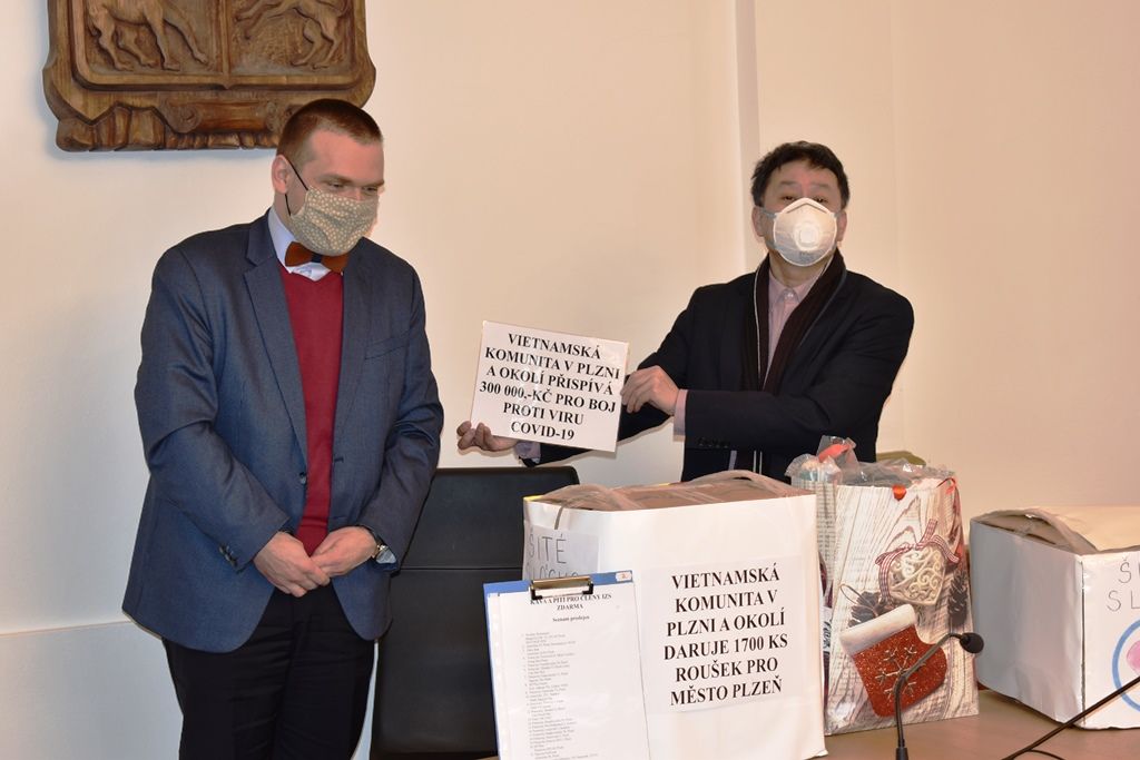 Zástupci vietnamské komunity předali Plzni 1700 roušek a 300 tisíc korun 