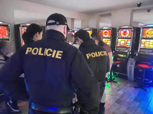 Aš: Policisté kontrolovali restaurace, bary a kasina