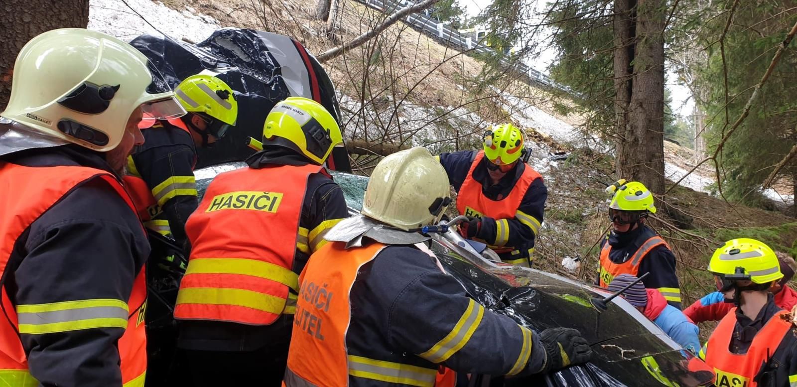 Jáchymov: Zaklíněného řidiče museli hasiči vyprostit