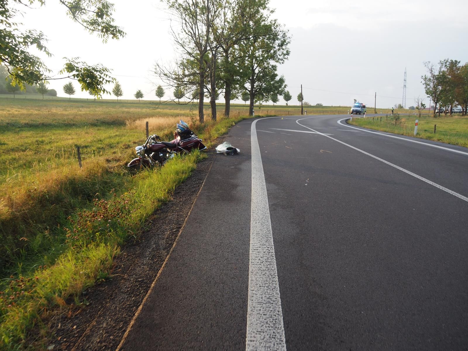 Karlovarsko: Motorkář na následky zranění bohužel zemřel