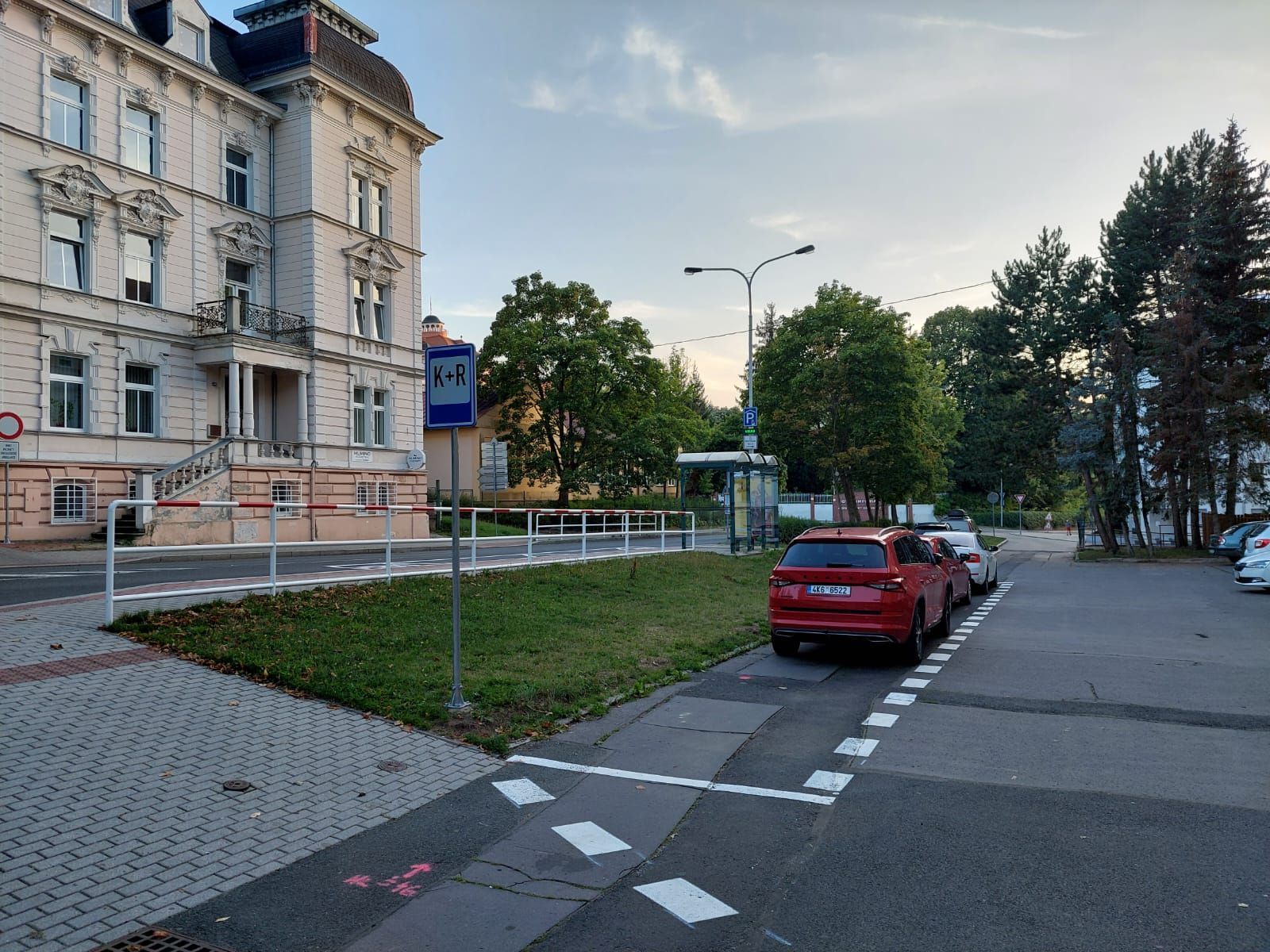 Karlovy Vary: U dvou základních škol byla vytvořena nová parkoviště K+R