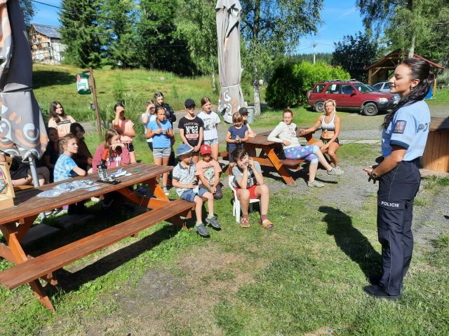 Region: Policisté navštěvují děti i během letních prázdnin