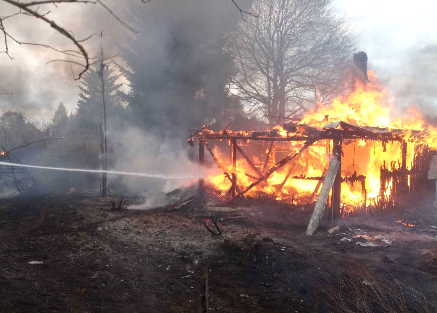 Region: Požár zcela zničil chatu v Luhově
