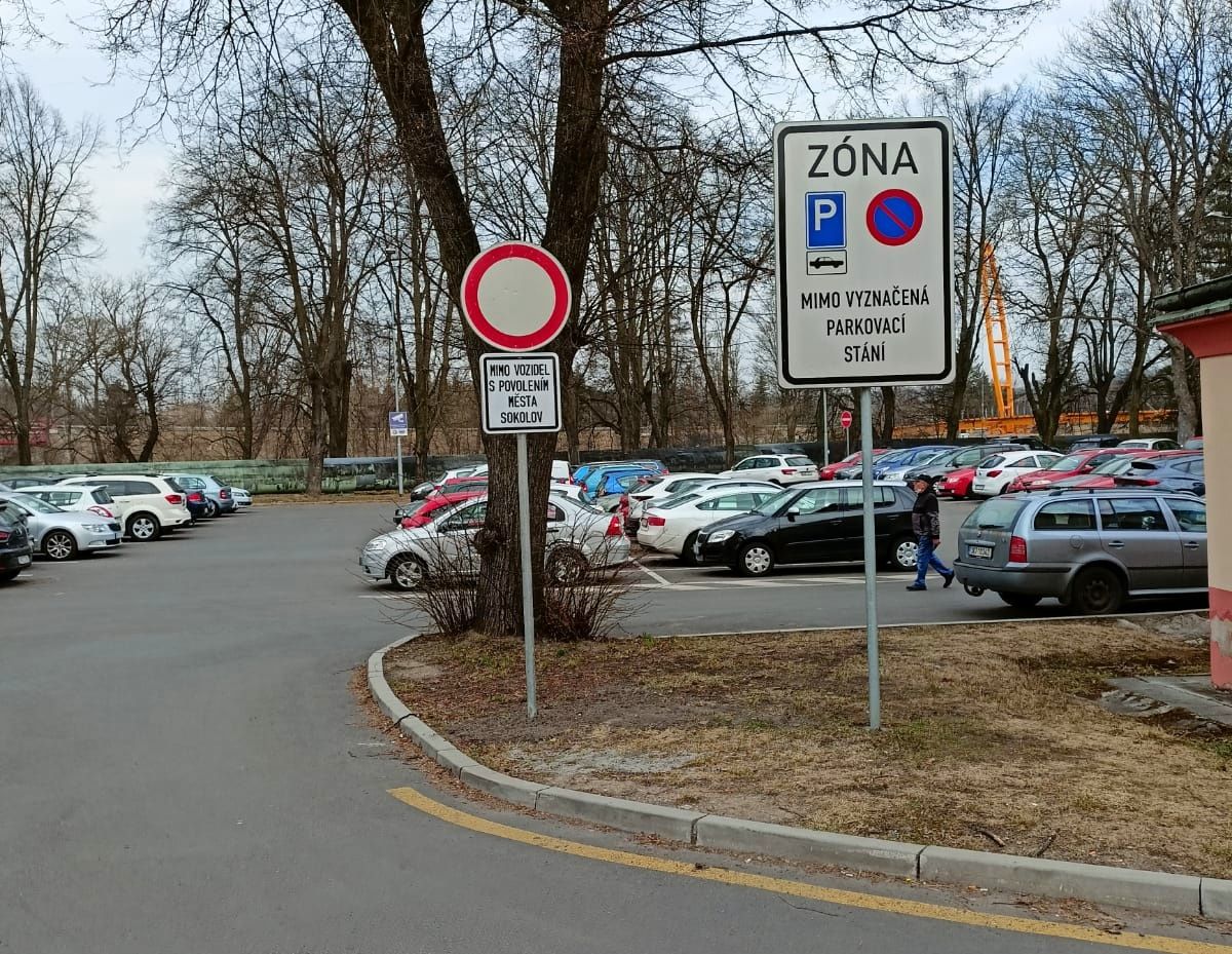 Sokolov: Parkoviště u kláštera je pouze pro obyvatele opravované ulice