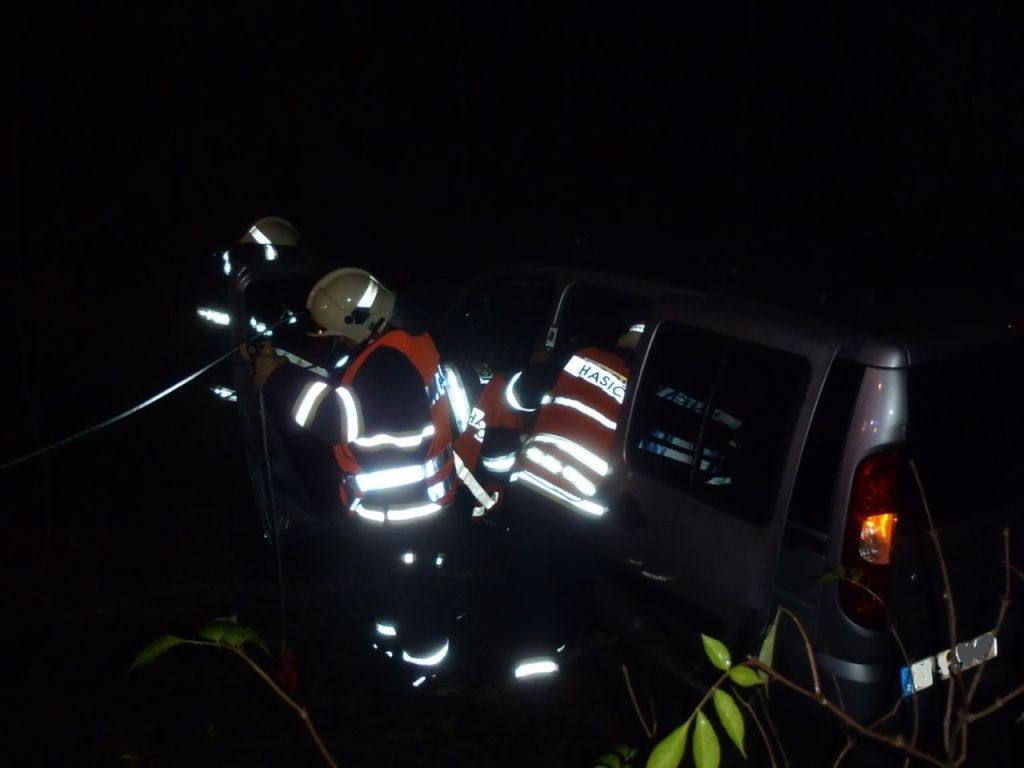 Při nehodě u Oselců pomáhali hasiči ženám z havarovaných aut po žebříku 