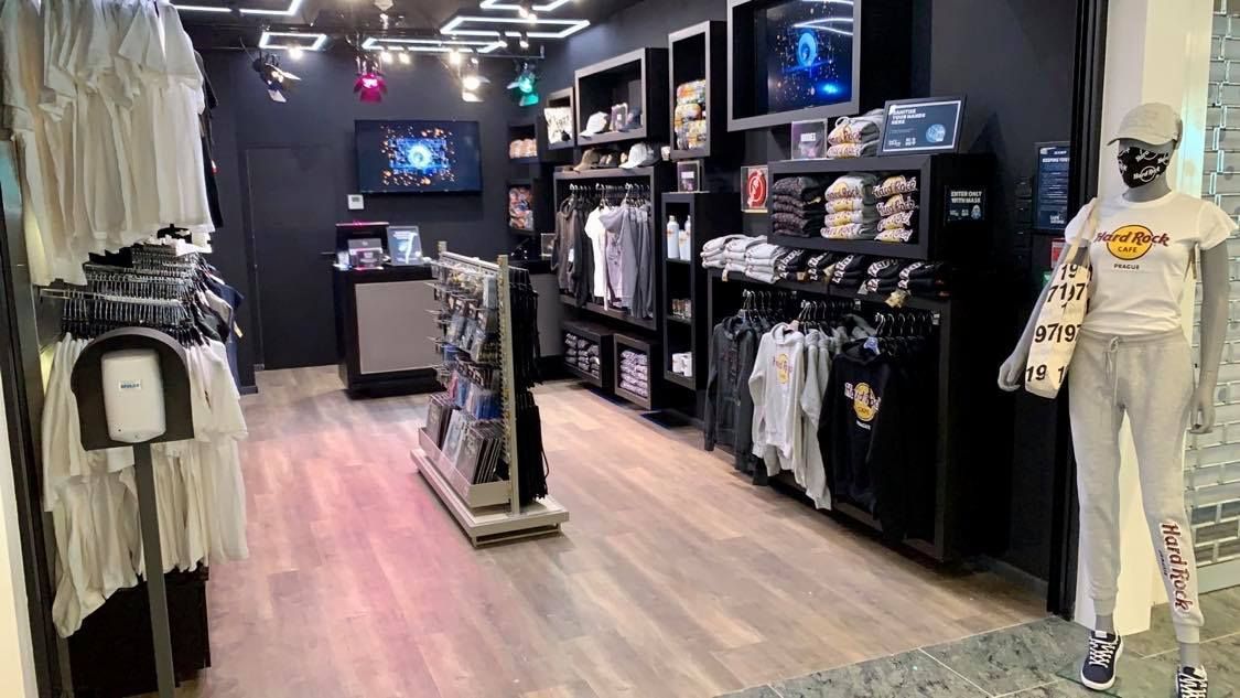 Společnost Hard Rock otevírá ikonický Rock Shop na Letišti Václava Havla Praha