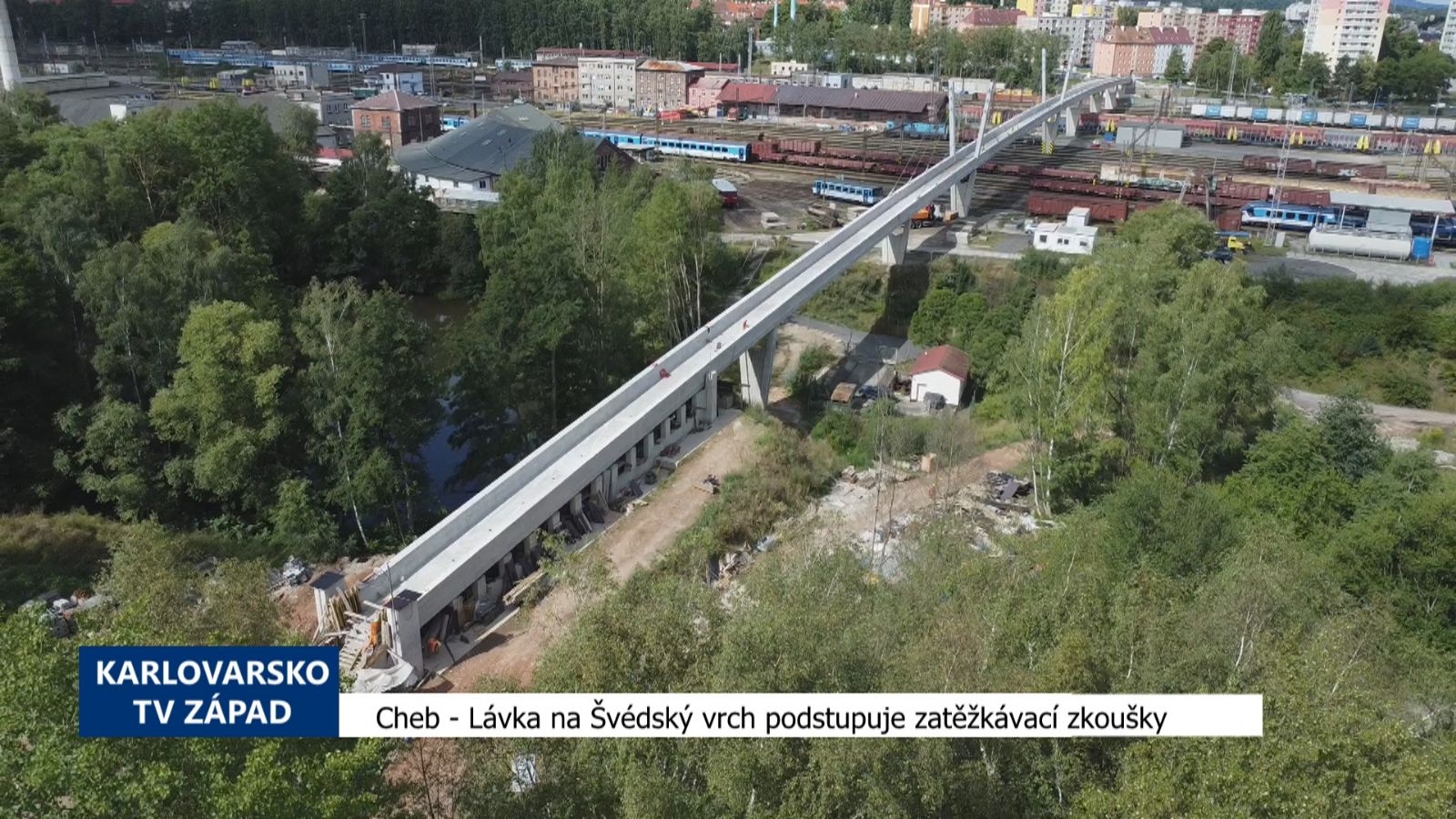 Cheb: Lávka na Švédský vrch podstupuje zatěžkávací zkoušky (TV Západ)