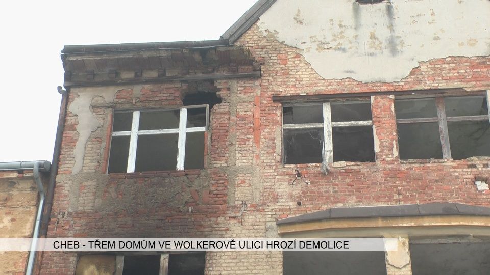 Cheb: Třem domům ve Wolkerově ulici hrozí demolice (TV Západ)