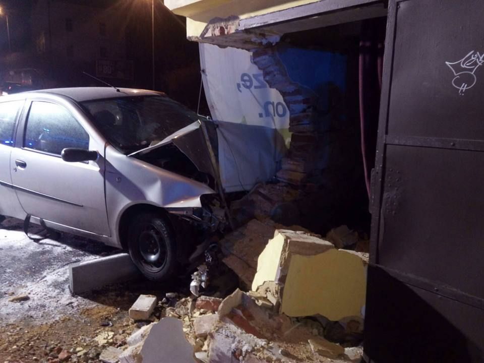 Cheb: Osobní vozidlo narazilo do domu a poškodilo garáž
