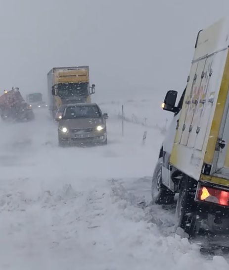 Horní Kramolín: V závějích sněhu uvízlo 16 vozidel a 2 kamiony
