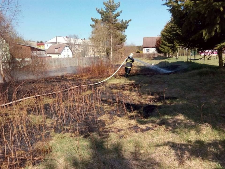 Hranice: Požár trávy zlikvidovali hasiči během chvilky