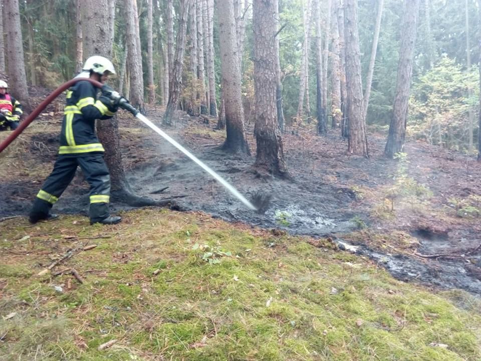 Karlovarsko: Hasiči likvidovali nejen požár hrabanky, ale také zasahovali u dvou nehod