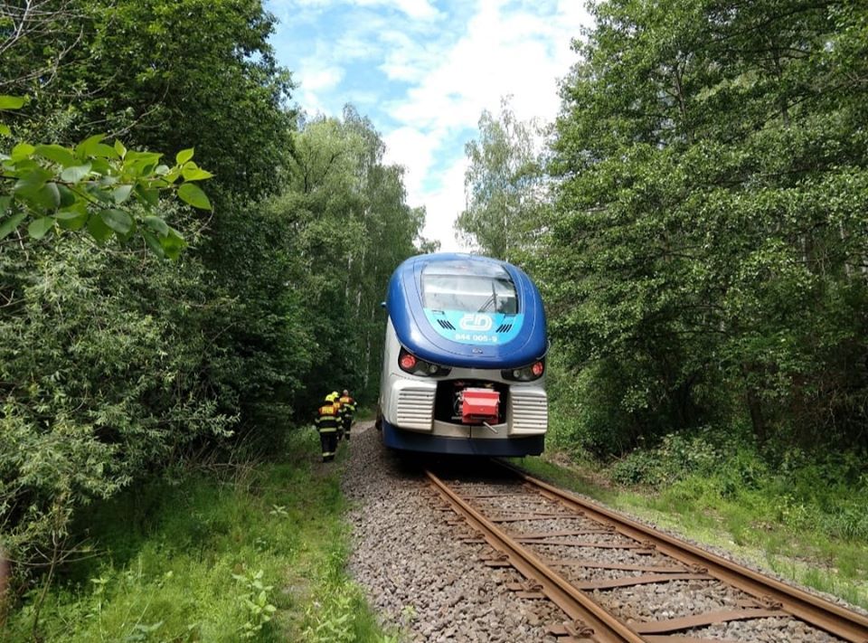 Karlovarsko: Osoba po střetu s vlakem utrpěla smrtelná zranění