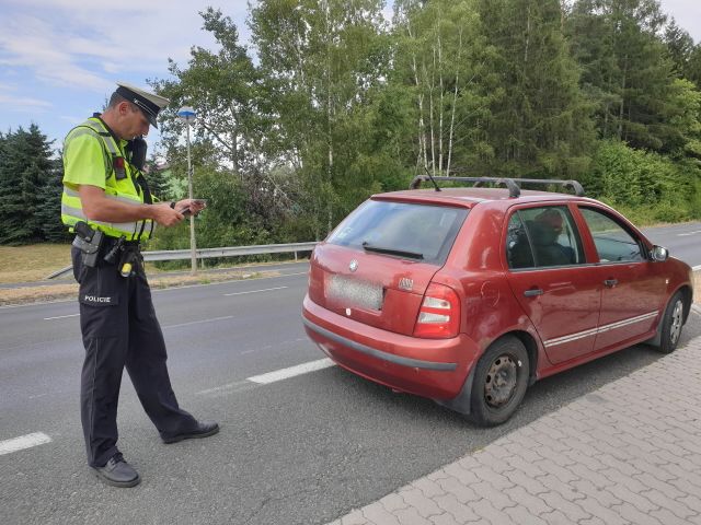 Karlovarsko: Policisté zkontrolovali téměř dva tisíce vozidel