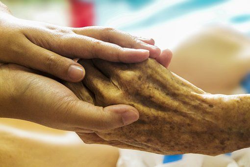 Karlovarský kraj podpoří provozovatele domácí hospicové péče
