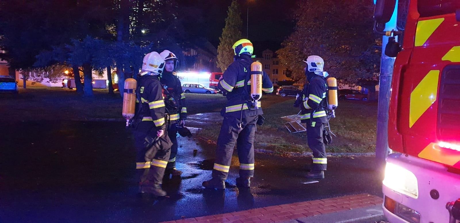 Karlovy Vary: Hasiči z hořícího bytu zachránili jednu osobu