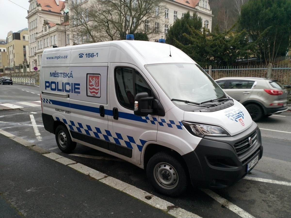 Karlovy Vary: Strážníci dostali nový vůz pro převoz opilců