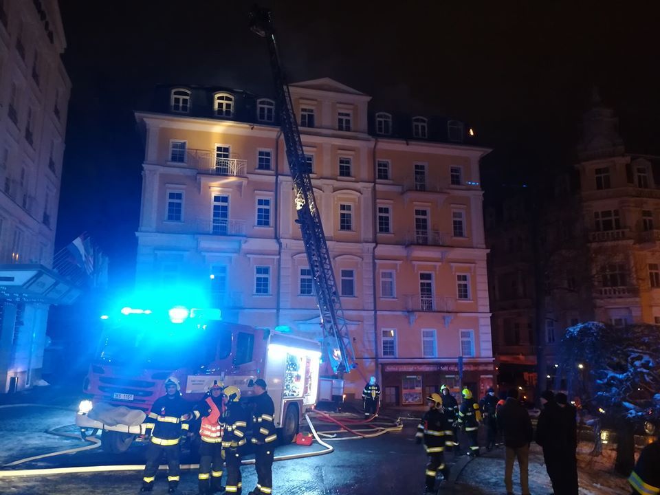 Mariánské Lázně: Hasiči museli z hořícího hotelu evakuovat 9 osob