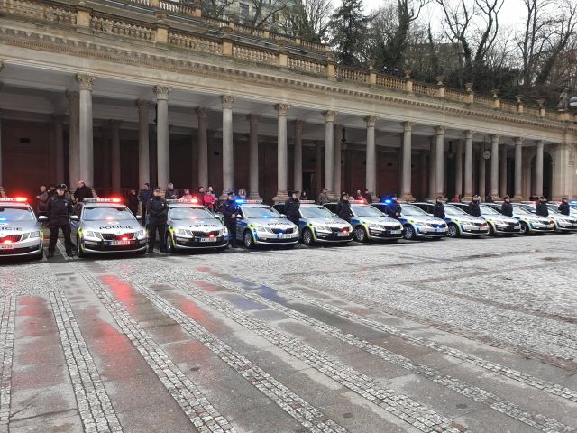 Ministr vnitra předal policistům 30 vozidel 