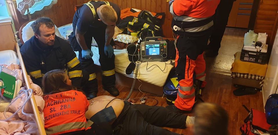 Nejdek: Hasiči s MP použili AED k obnovení životních funkcí u osoby v bezvědomí