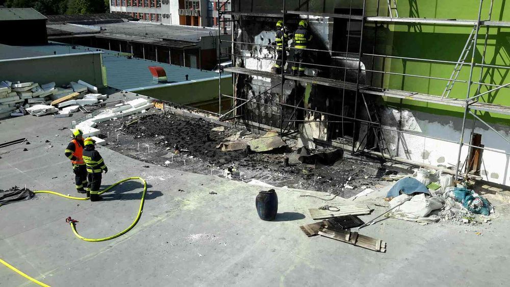 Rovná: V obci hořela střecha úřadu. Oheň se šířil na vedle stojící obytný dům