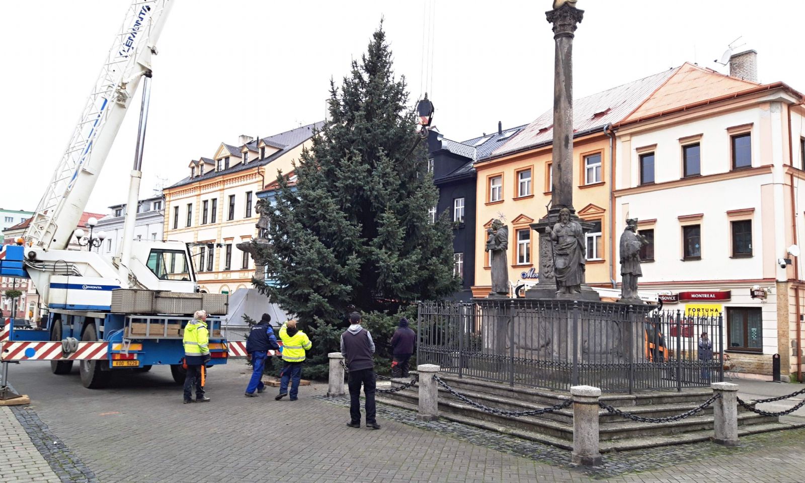 Sokolov: Na Starém náměstí už stojí vánoční strom