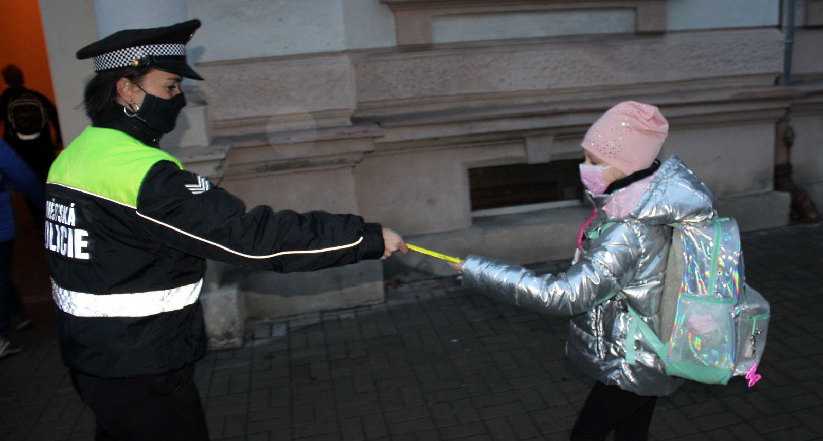 Sokolov: Školáci dostali reflexní pásky, aby byli dobře vidět