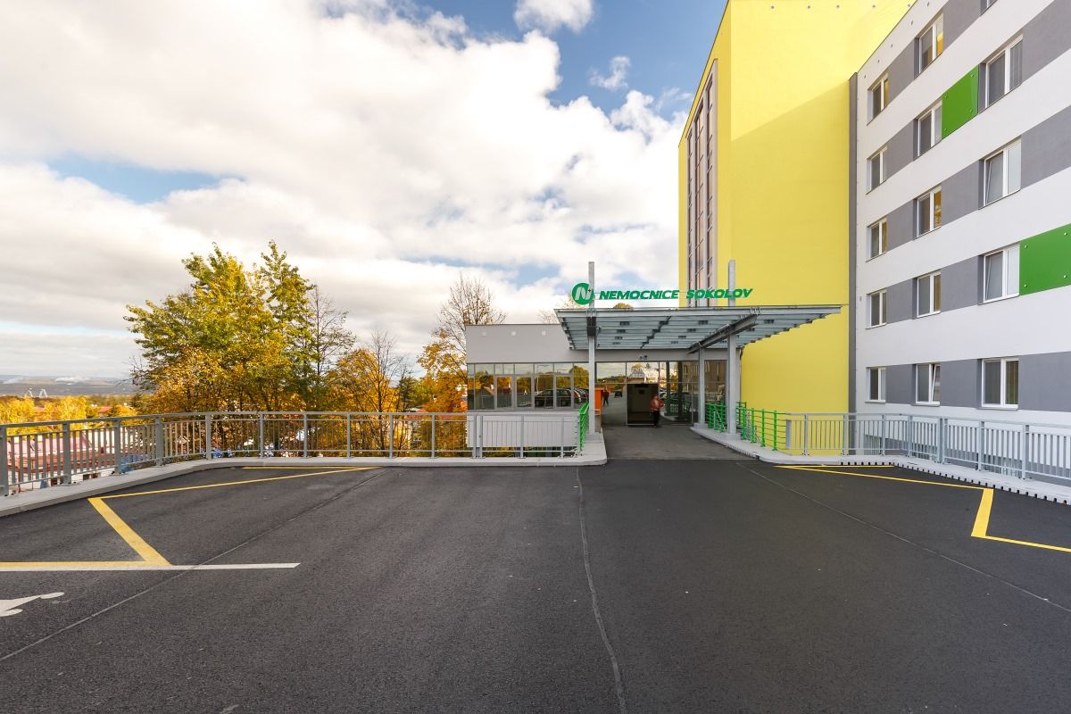 Sokolov: V nemocnici se mění poplatek za parkování