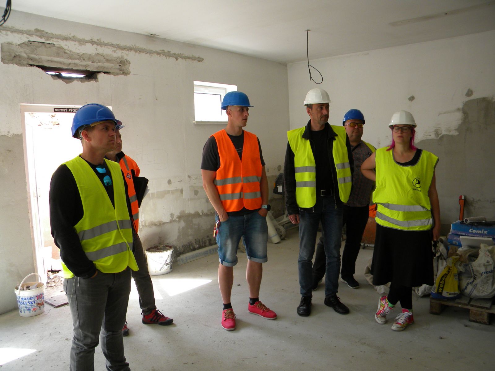 Sokolov: Zastupitelé si prohlédli stavbu nových bytů v bývalém Zdraposu