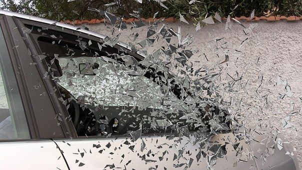 Svatava: Poškodil vozidlo. Rozbil všechna okna i přední světla